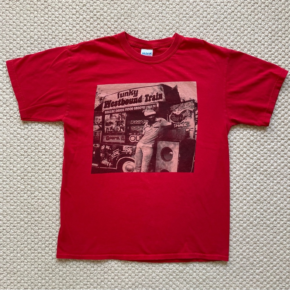 Men’s retro graphic red t-shirt